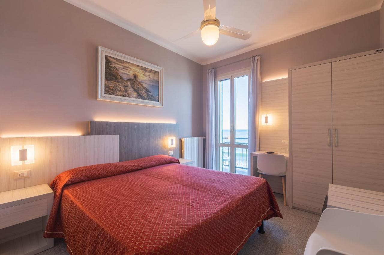 Hotel Danio Lungomare Alassio Kültér fotó