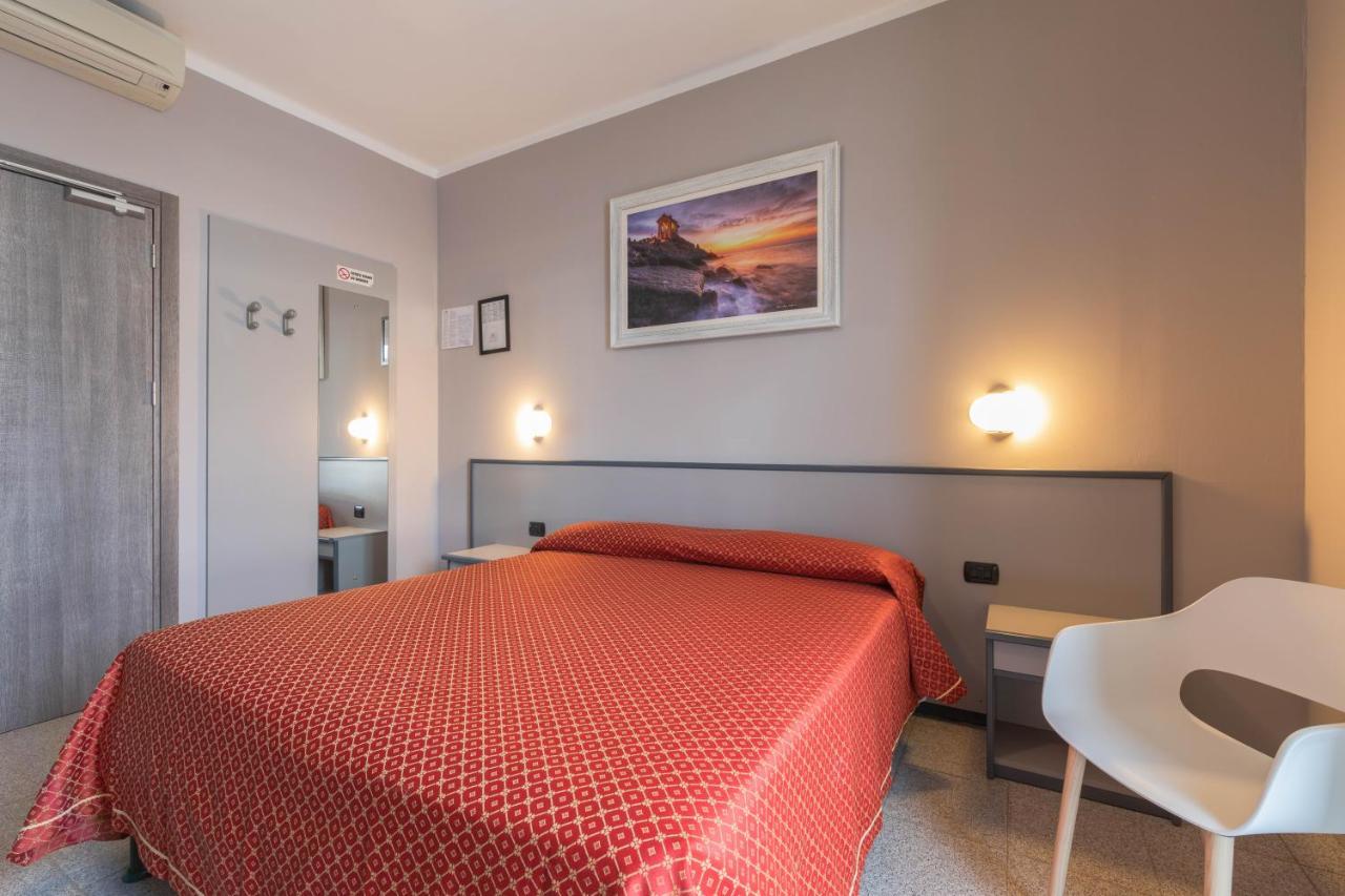 Hotel Danio Lungomare Alassio Kültér fotó