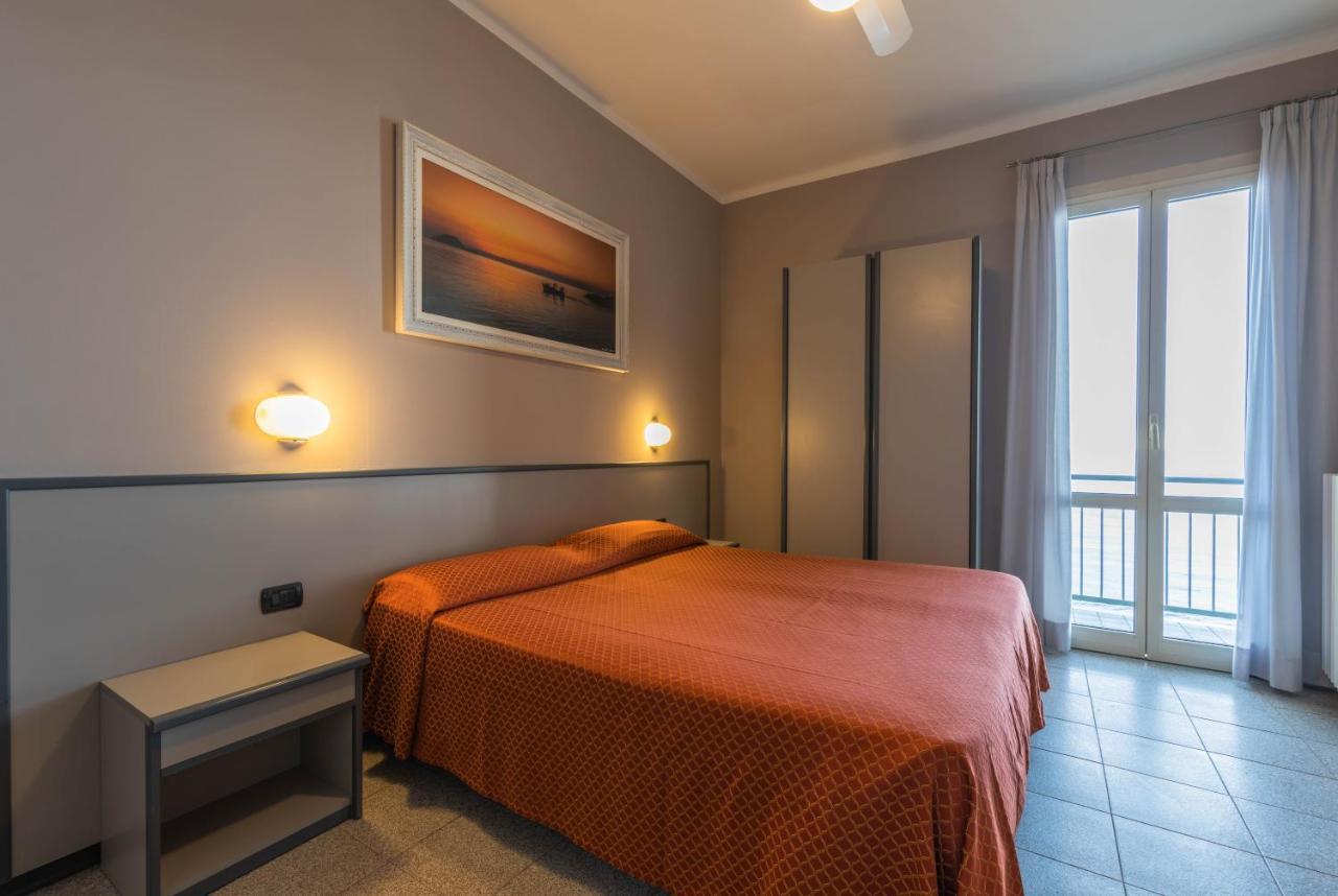 Hotel Danio Lungomare Alassio Kültér fotó