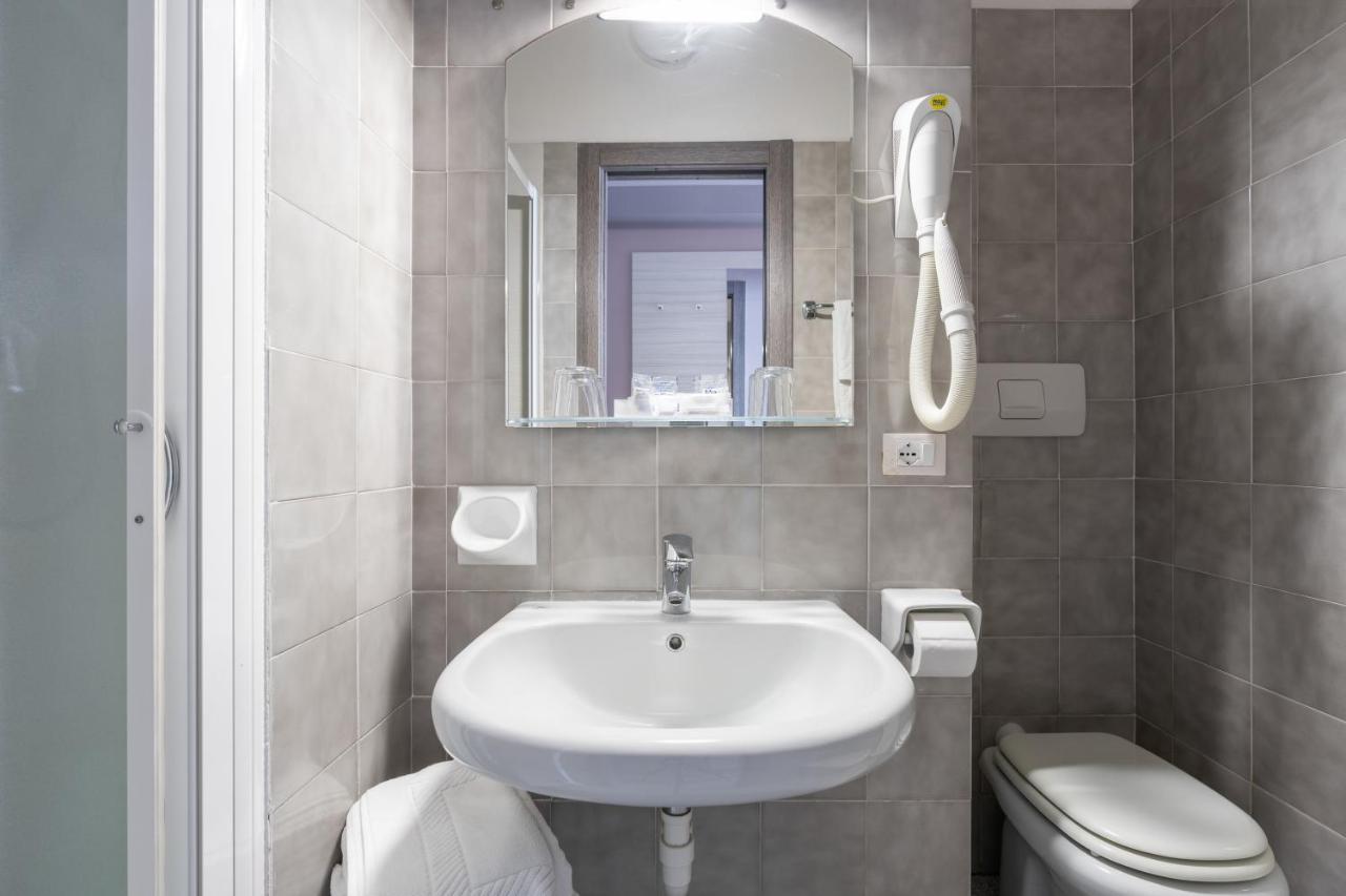 Hotel Danio Lungomare Alassio Kültér fotó