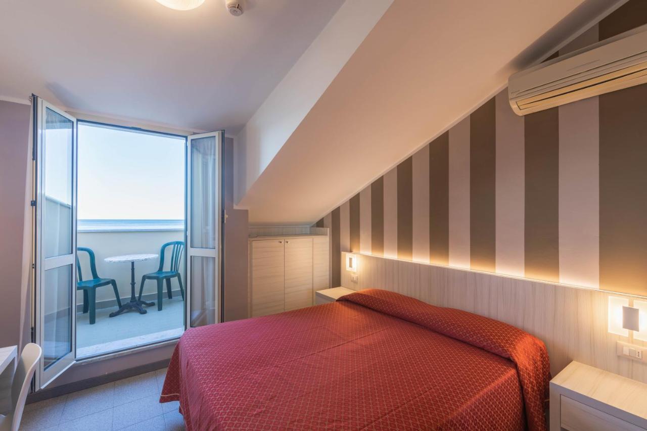 Hotel Danio Lungomare Alassio Kültér fotó