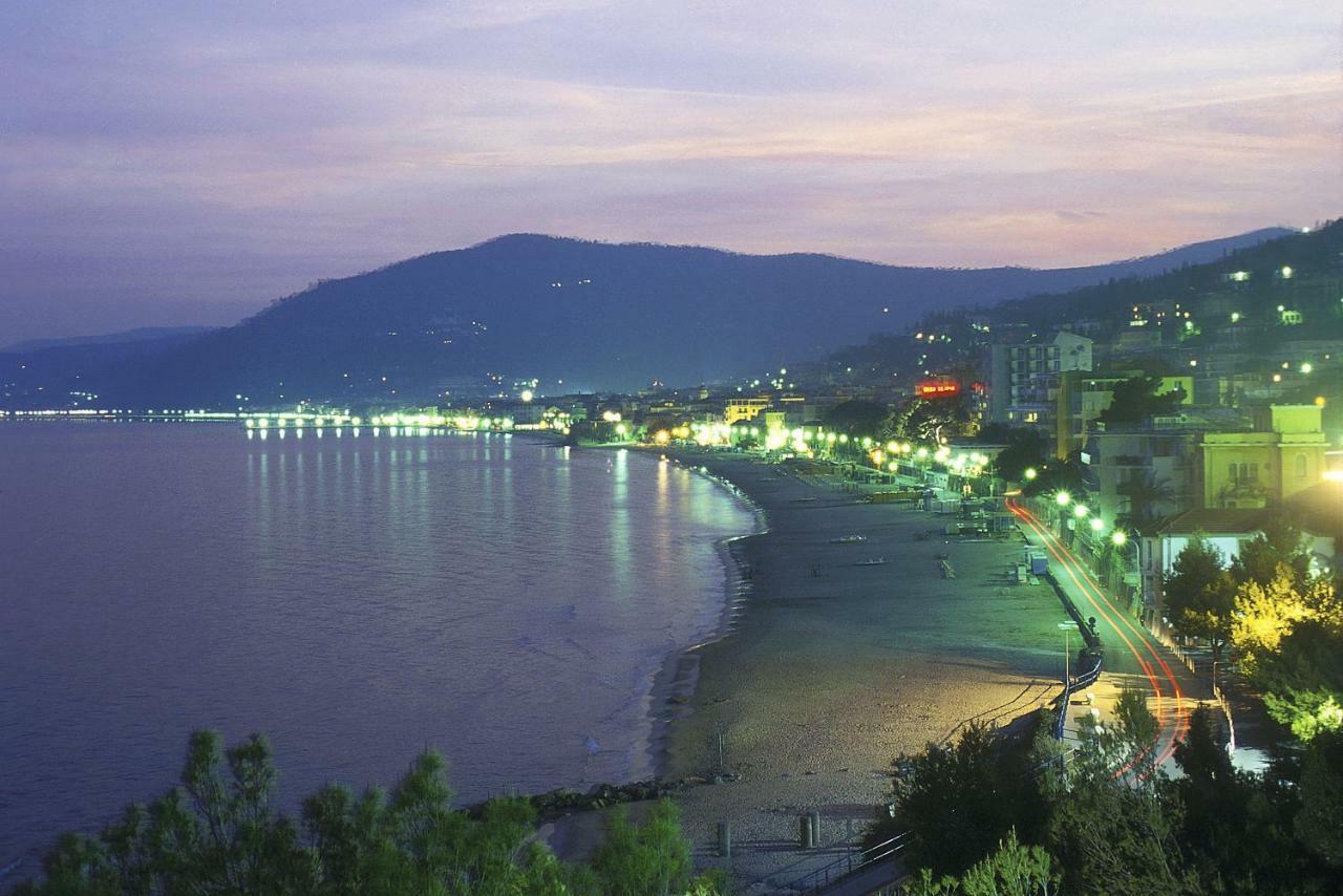 Hotel Danio Lungomare Alassio Kültér fotó