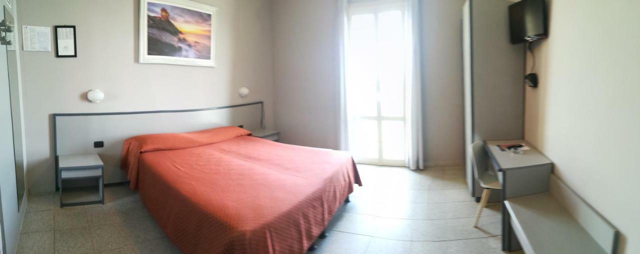 Hotel Danio Lungomare Alassio Kültér fotó
